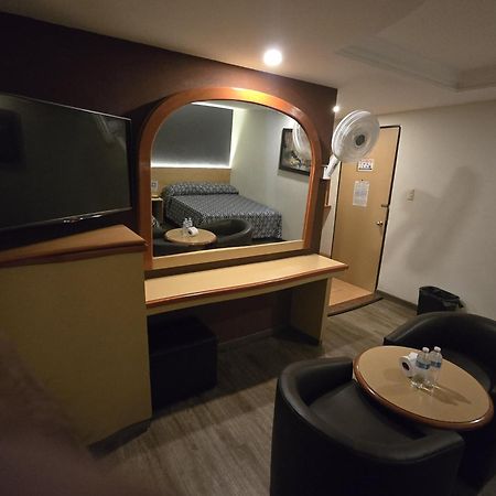 Hotel Y Villas Gran Via Мехико Экстерьер фото