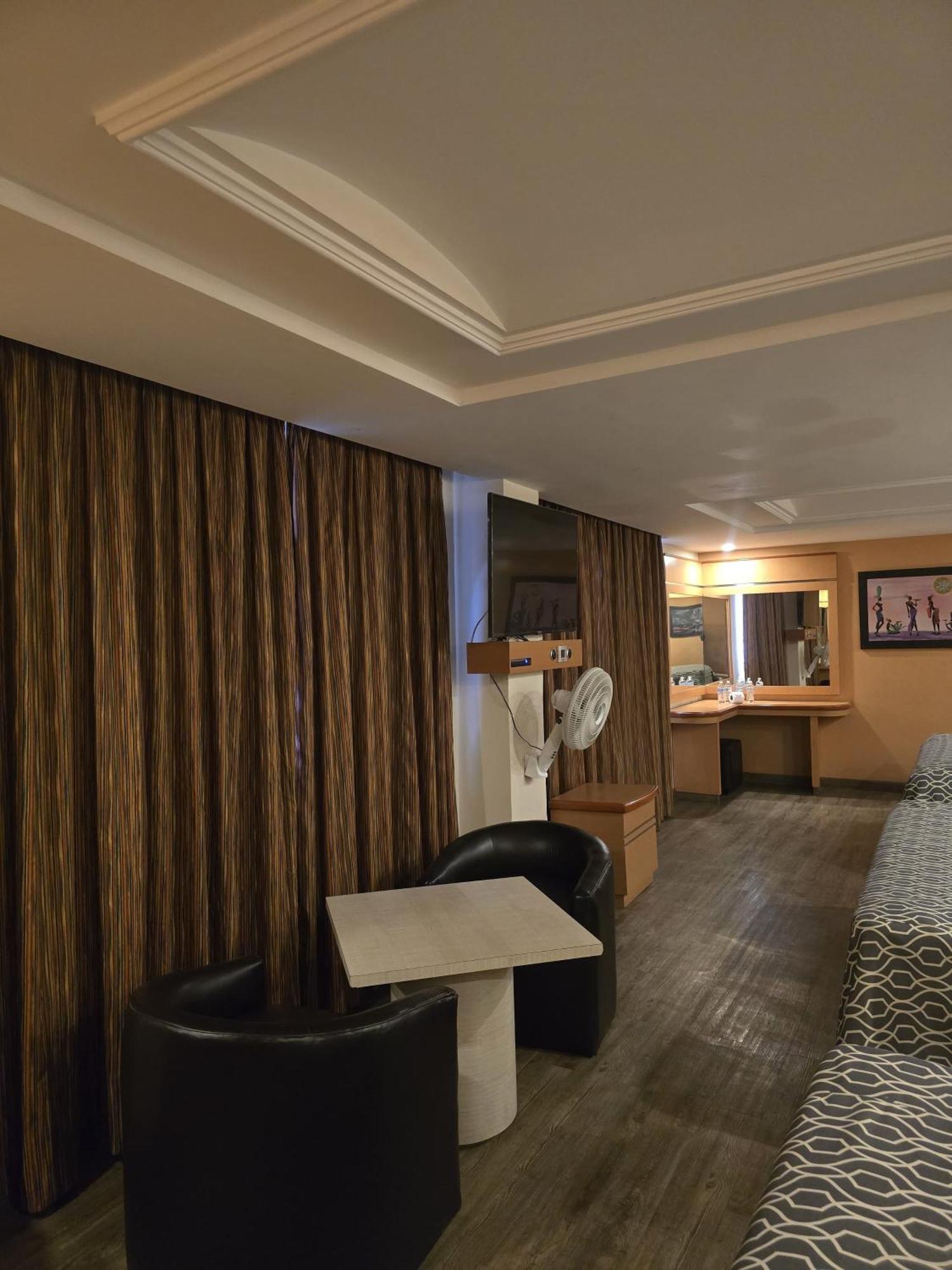 Hotel Y Villas Gran Via Мехико Экстерьер фото